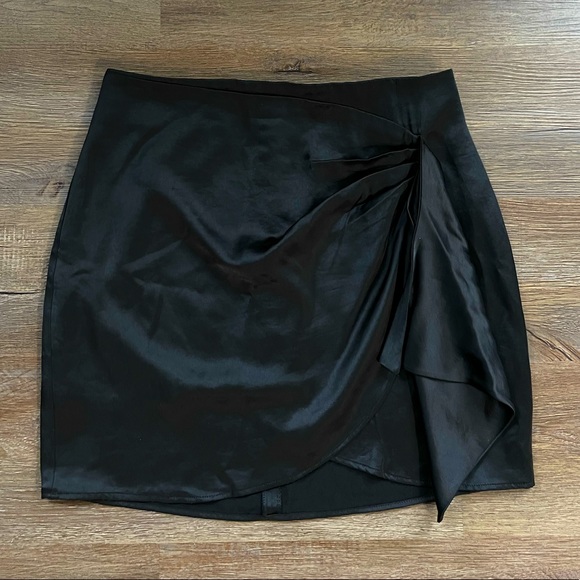 NWT Express Satin Drape Front Wrap Mini Skirt Size 8 - Picture 1 of 7